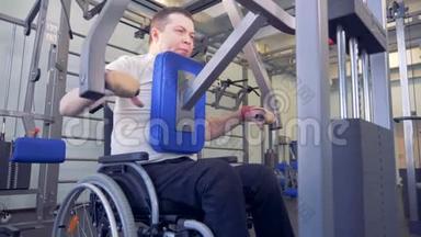 残疾人在训练器材上做力量练习.